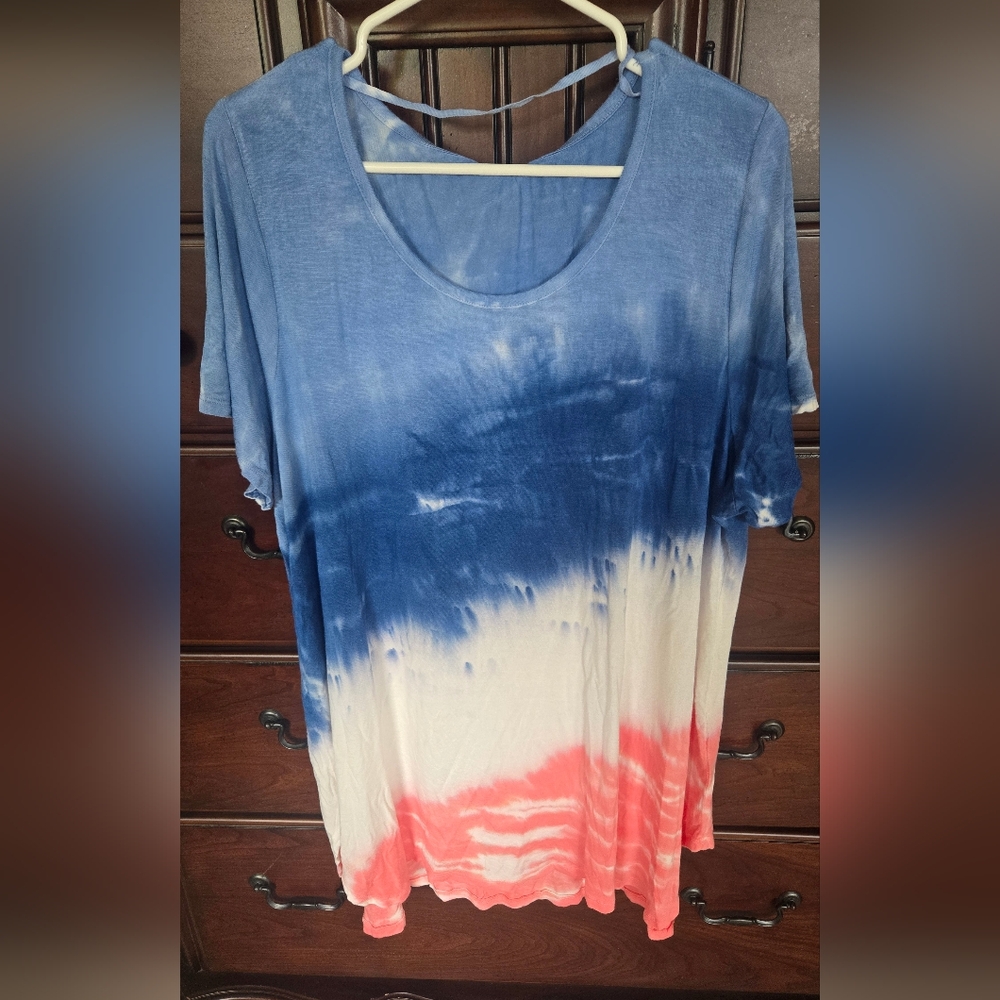 NWT, Cable & Gauge Blue and Red Ombre Short Sleeve Top. 1X
